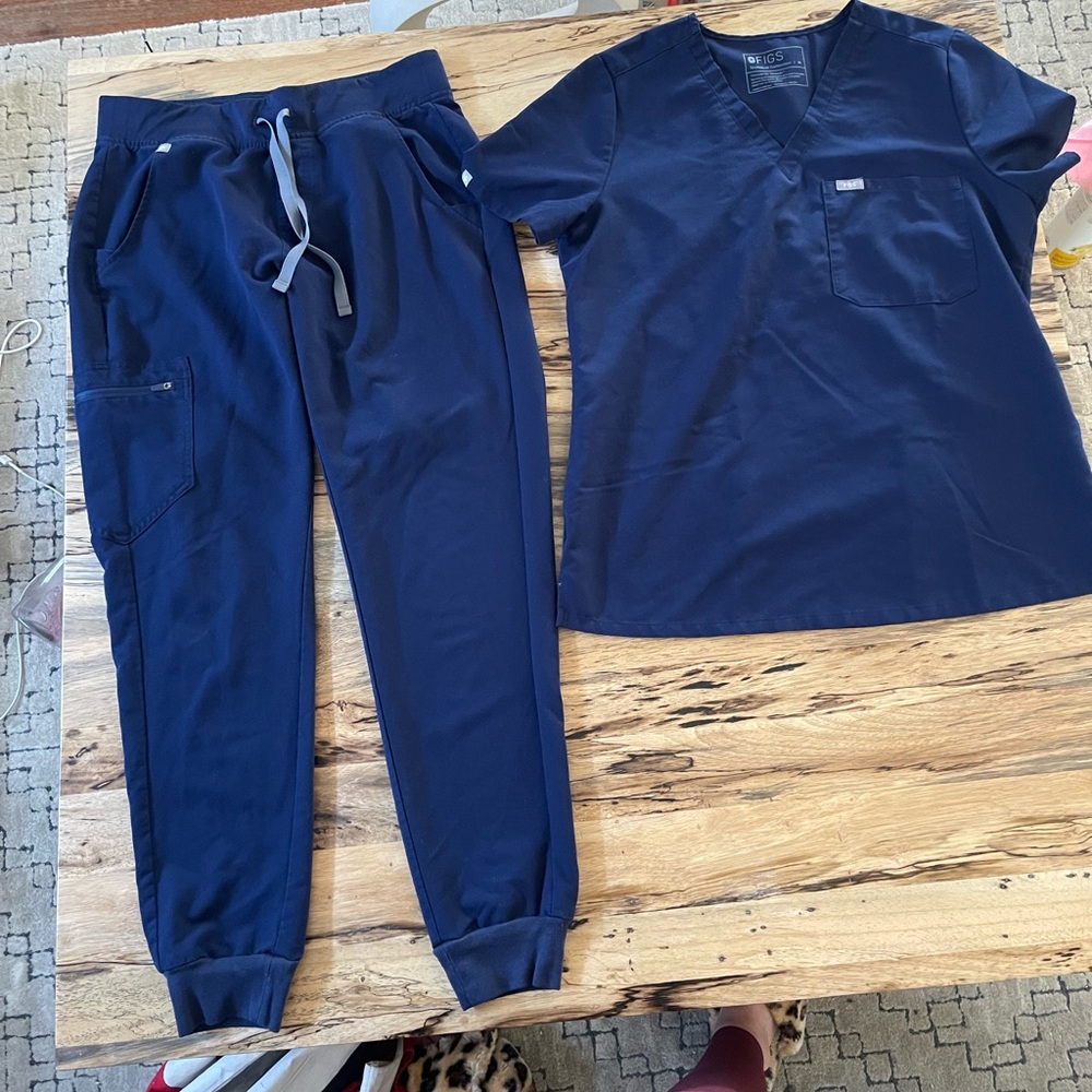 FIGS. TOP MEDIUM/PANTS SMALL SET